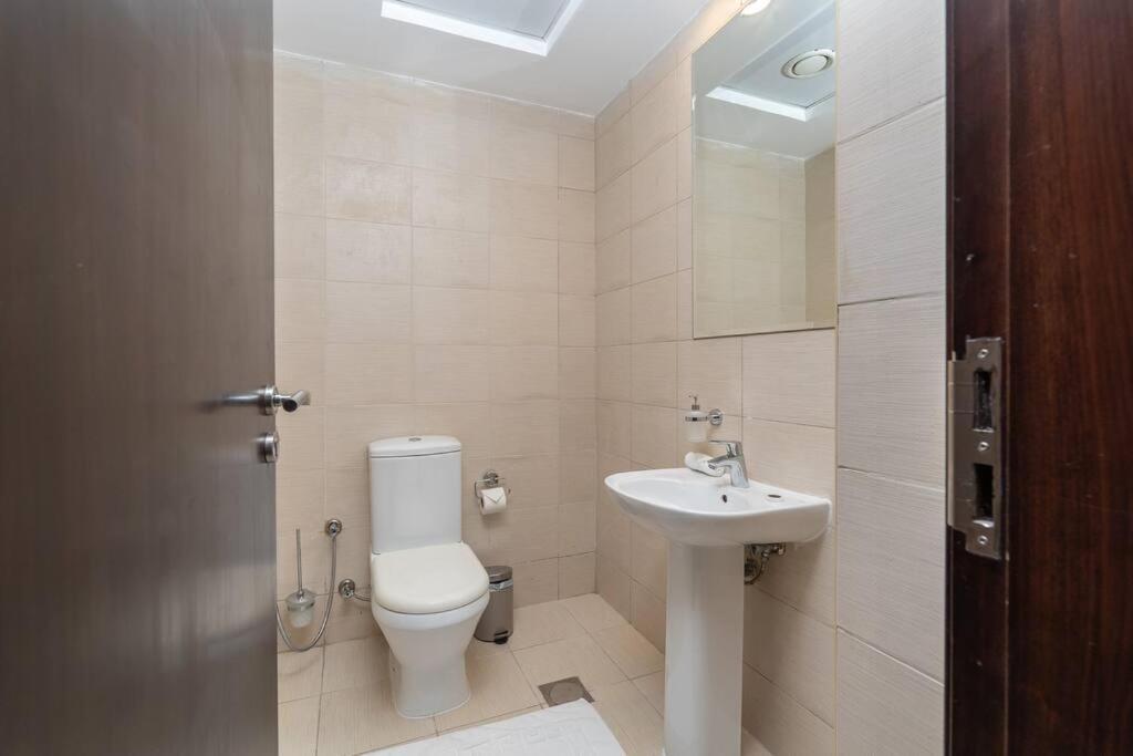 Apartment Barsha Heights Near Dic Metro & Emirates Mall *